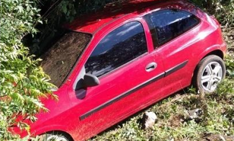 Após colisão, carro sai de pista em Flor da Serra